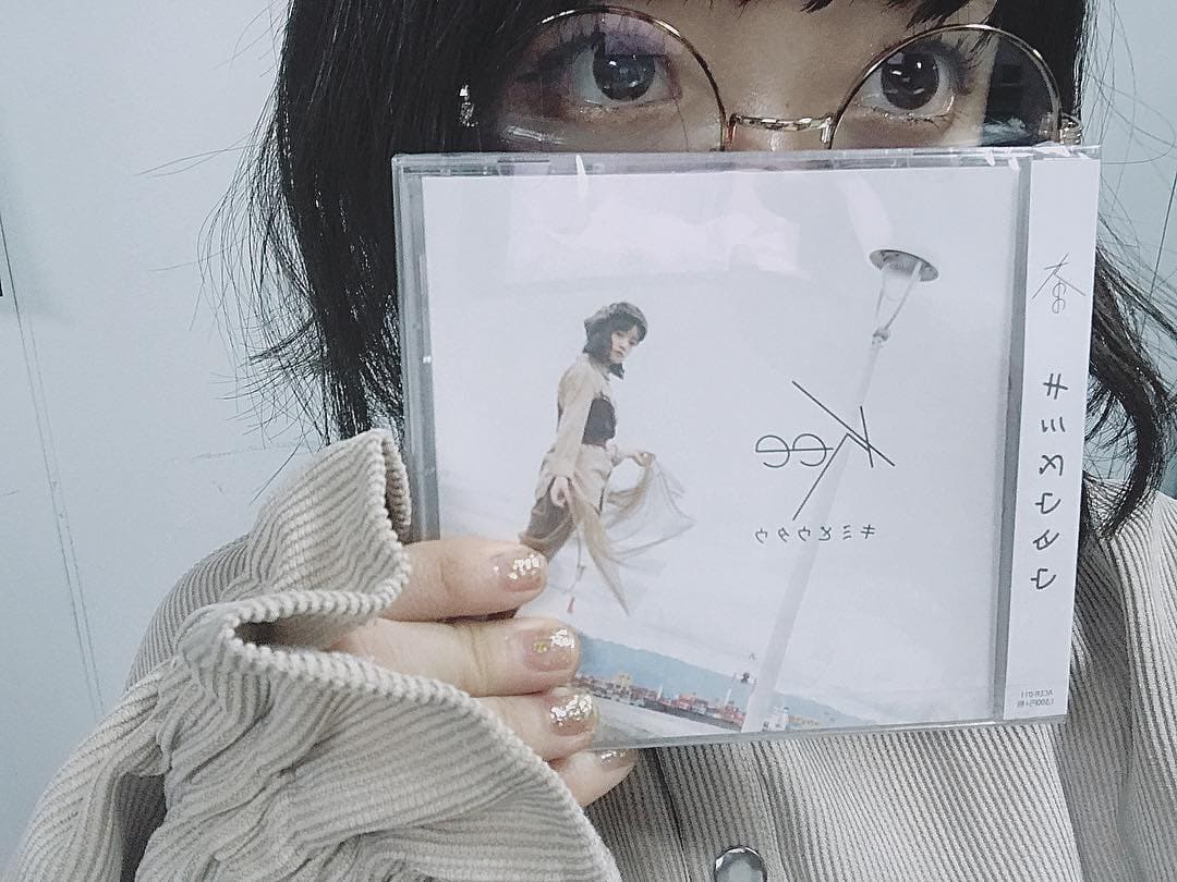 シンガーソングライターkee（きい）が『キミとウタウ』のCDを持っている様子